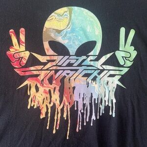 DIRTY SNACHA (dj) Graphic Tee 🌎🌍🌏

Alien Graphic Tee with Peace Signs